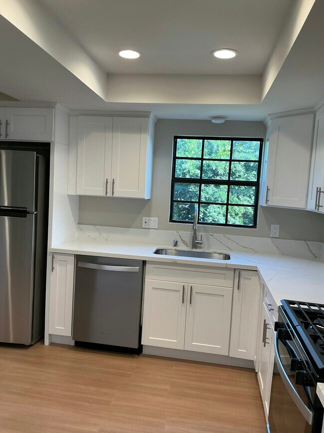 Building Photo - 852 N Monterey St