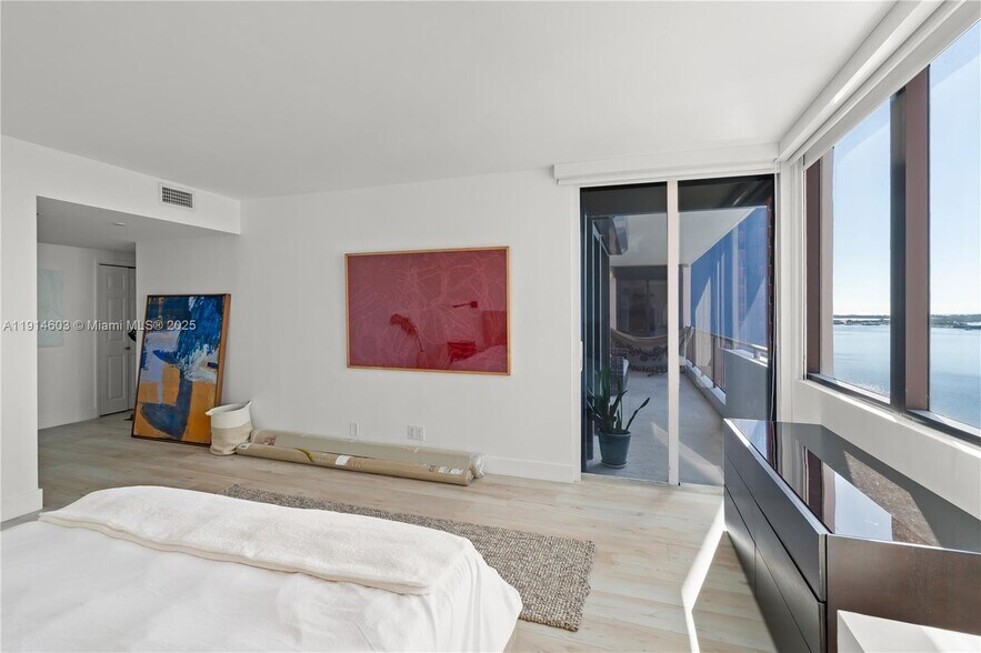 Building Photo - 1581 Brickell Ave