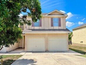 Building Photo - Conveniently located townhome in Universal...
