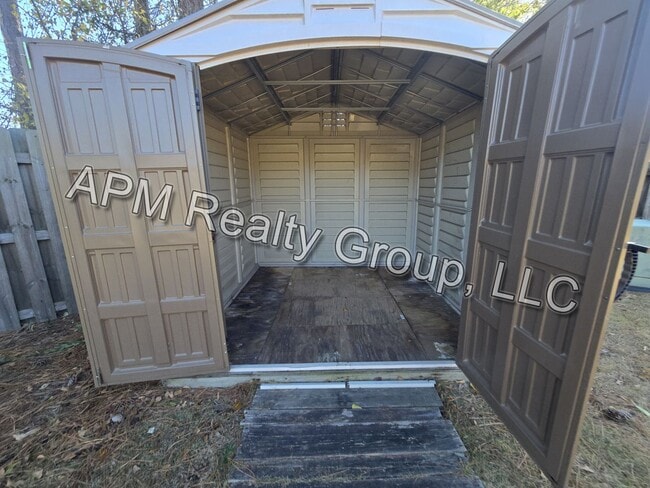 Building Photo - Private Country Feel Close to Downtown