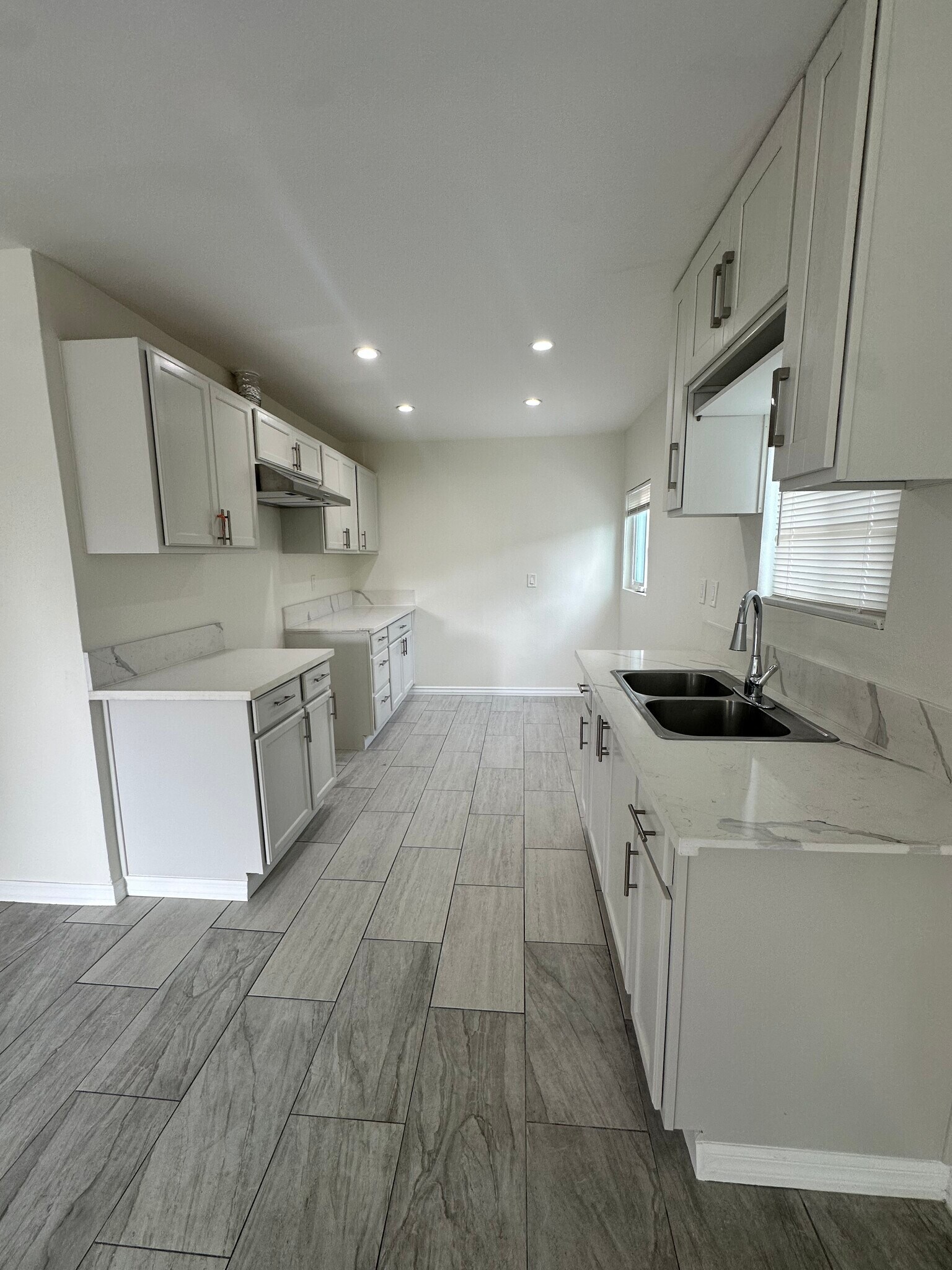 Building Photo - 731 W 99th St