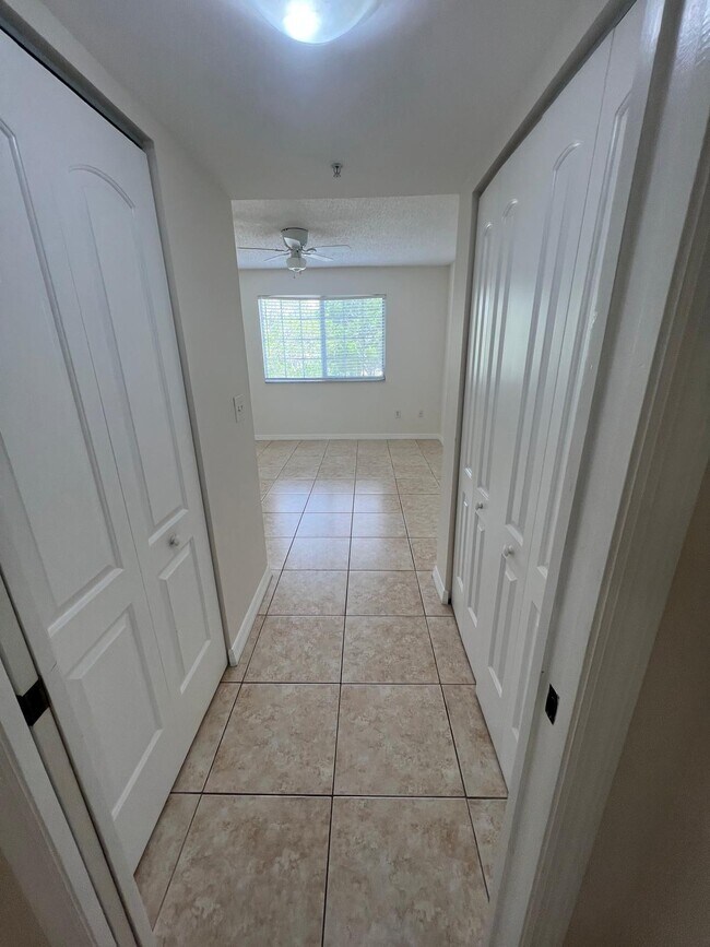 Building Photo - 500 Crestwood Ct N