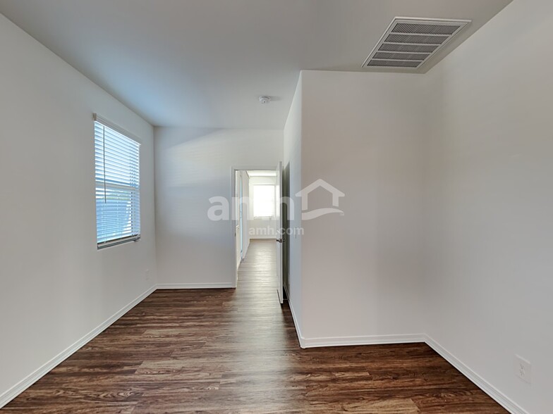 Building Photo - 15068 W Sherman St