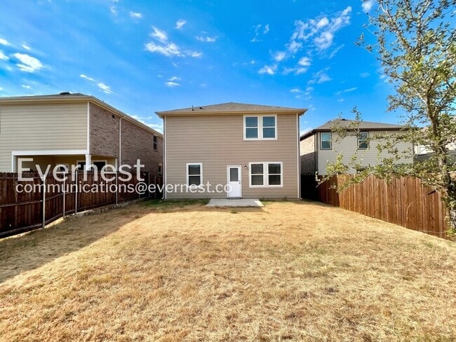 Building Photo - 5 Bed/3 Bath Home with Fenced Yard & Garage / Pet-Friendly / Available Now!