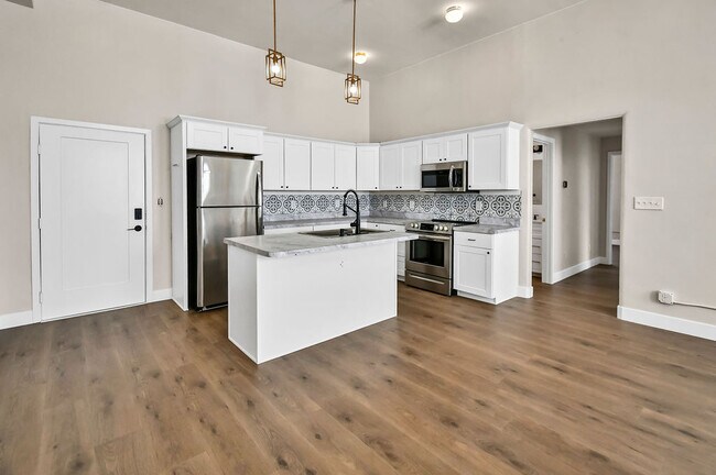 Building Photo - VINTAGE VAULT