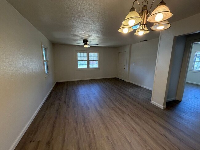 Building Photo - 2 Bedroom 1 Bath Home