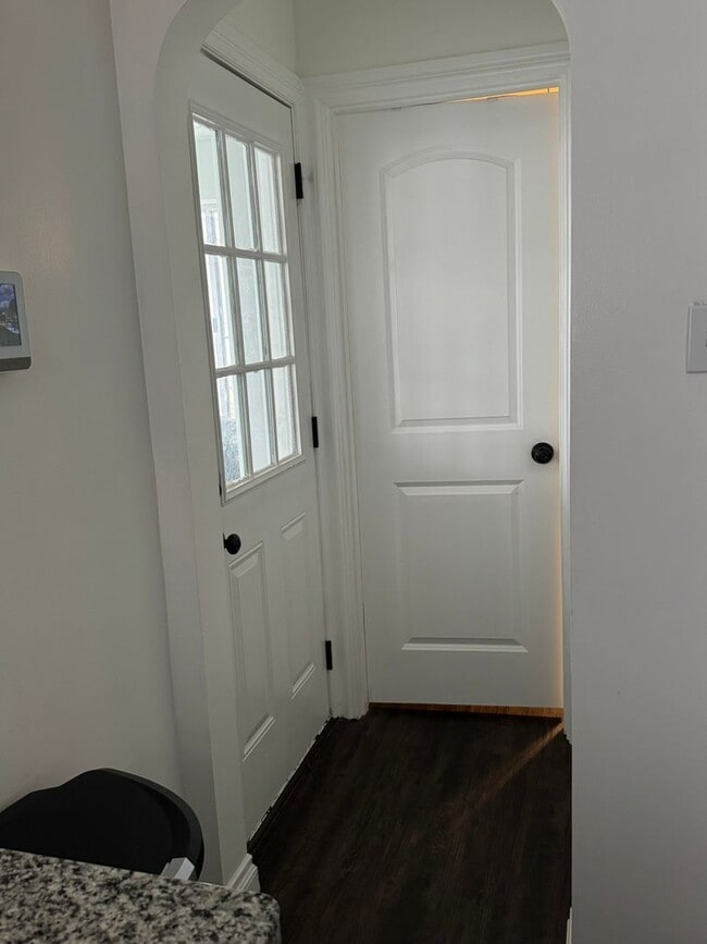 Building Photo - Fully Updated 3 Bedroom - 1 bathroom home