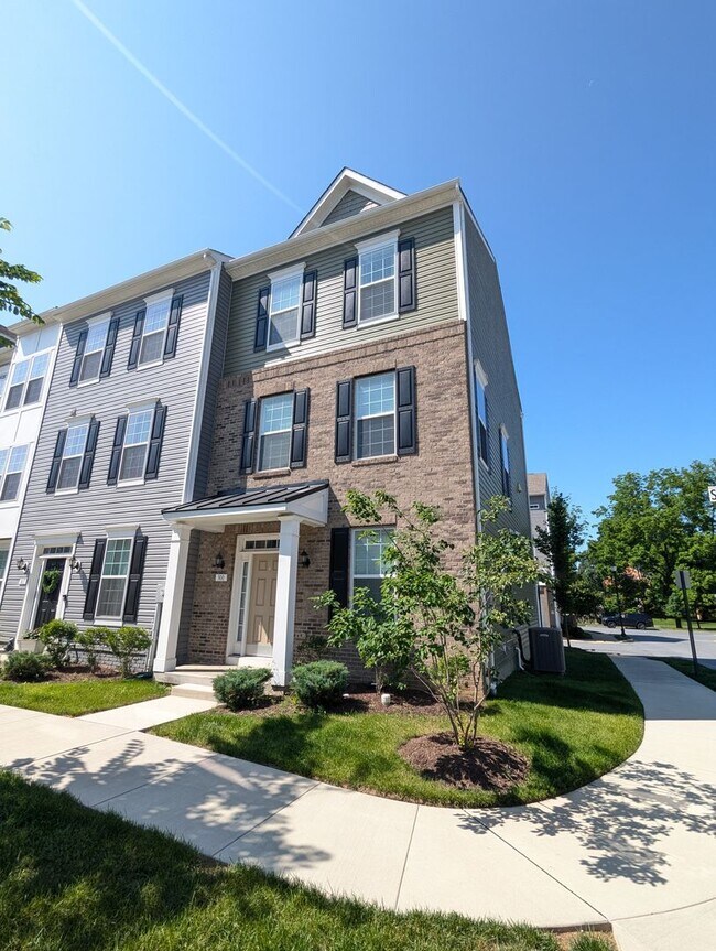 Building Photo - END UNIT newer build in ideal Frederick lo...
