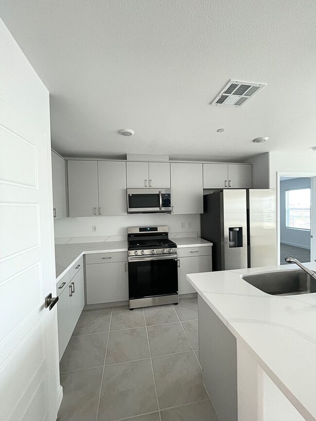 Building Photo - Now Leasing – Brand-New Townhome in Herita...