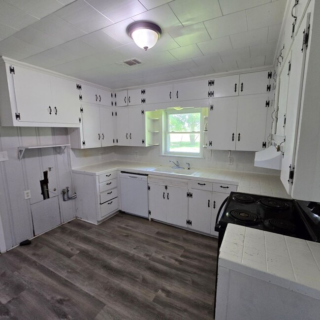 Building Photo - 3 Bed • 1 Bath • Stonework Home in Newark ...