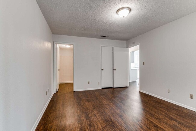 Building Photo - Stylish Half-Duplex in Arlington