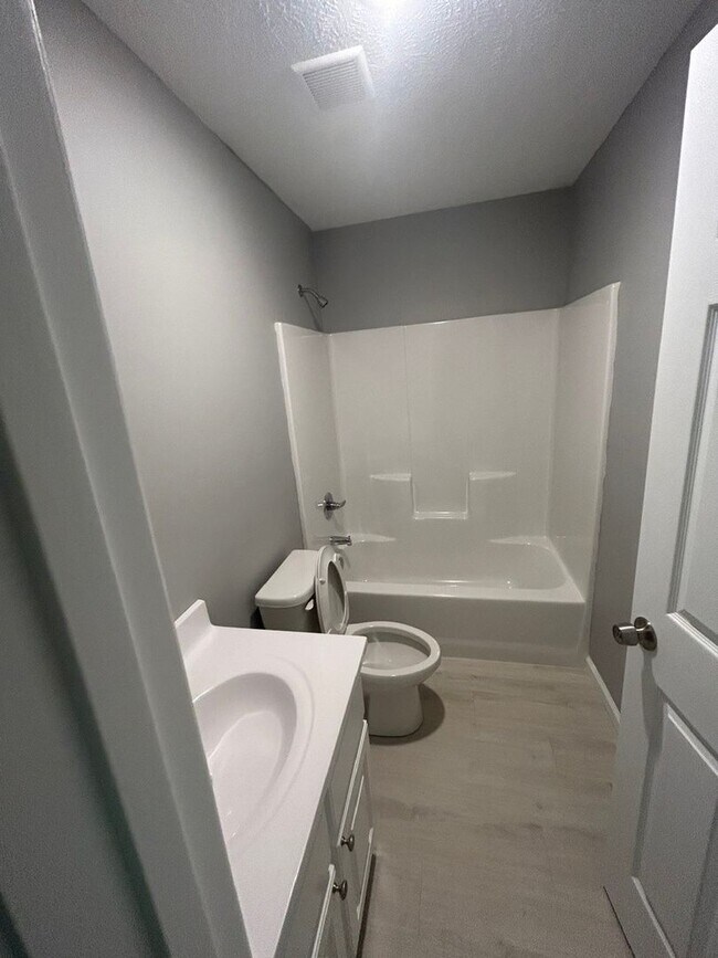 Building Photo - 204 Eastcrest Dr