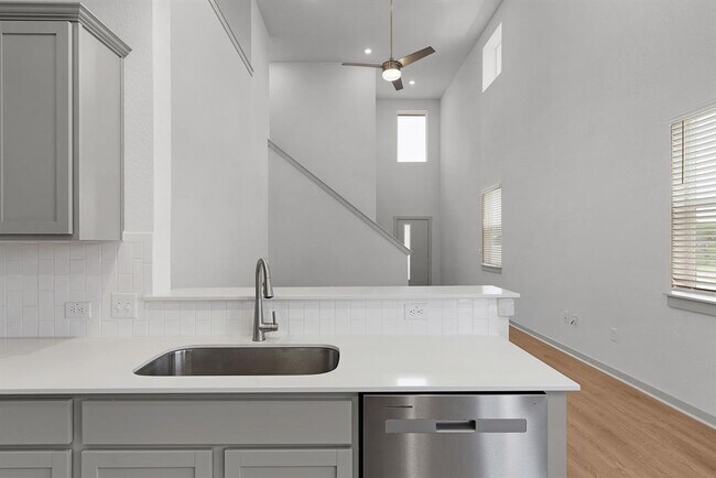 Building Photo - 10933 Tildon Ave