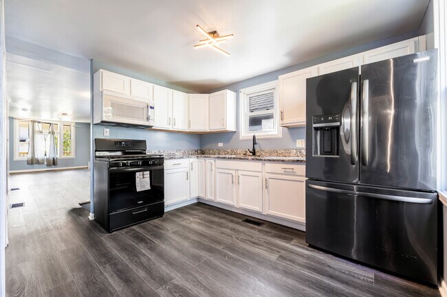 Building Photo - 554 Douglas Ave