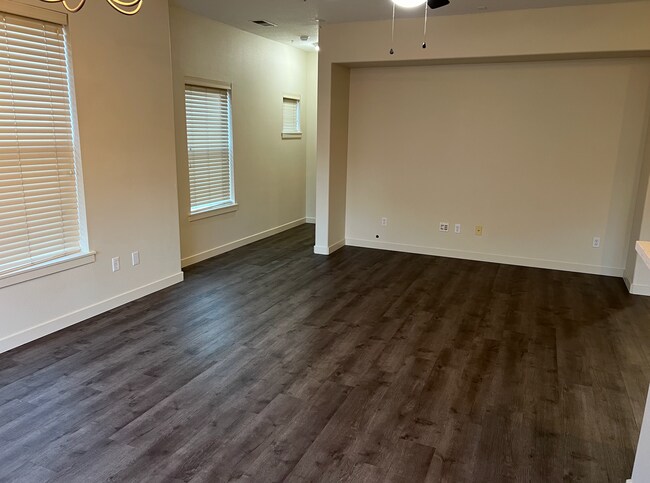 Building Photo - 635 NE Garswood Ln