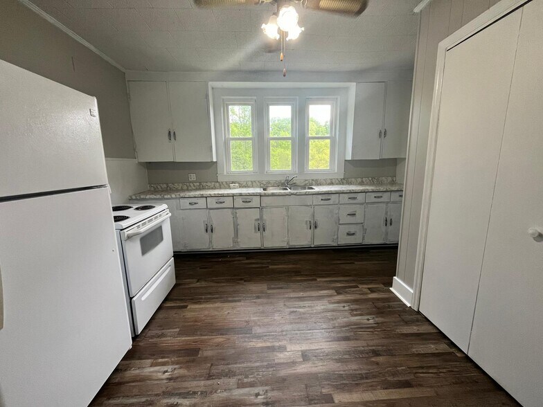 kitchen - 212 Westwood Dr