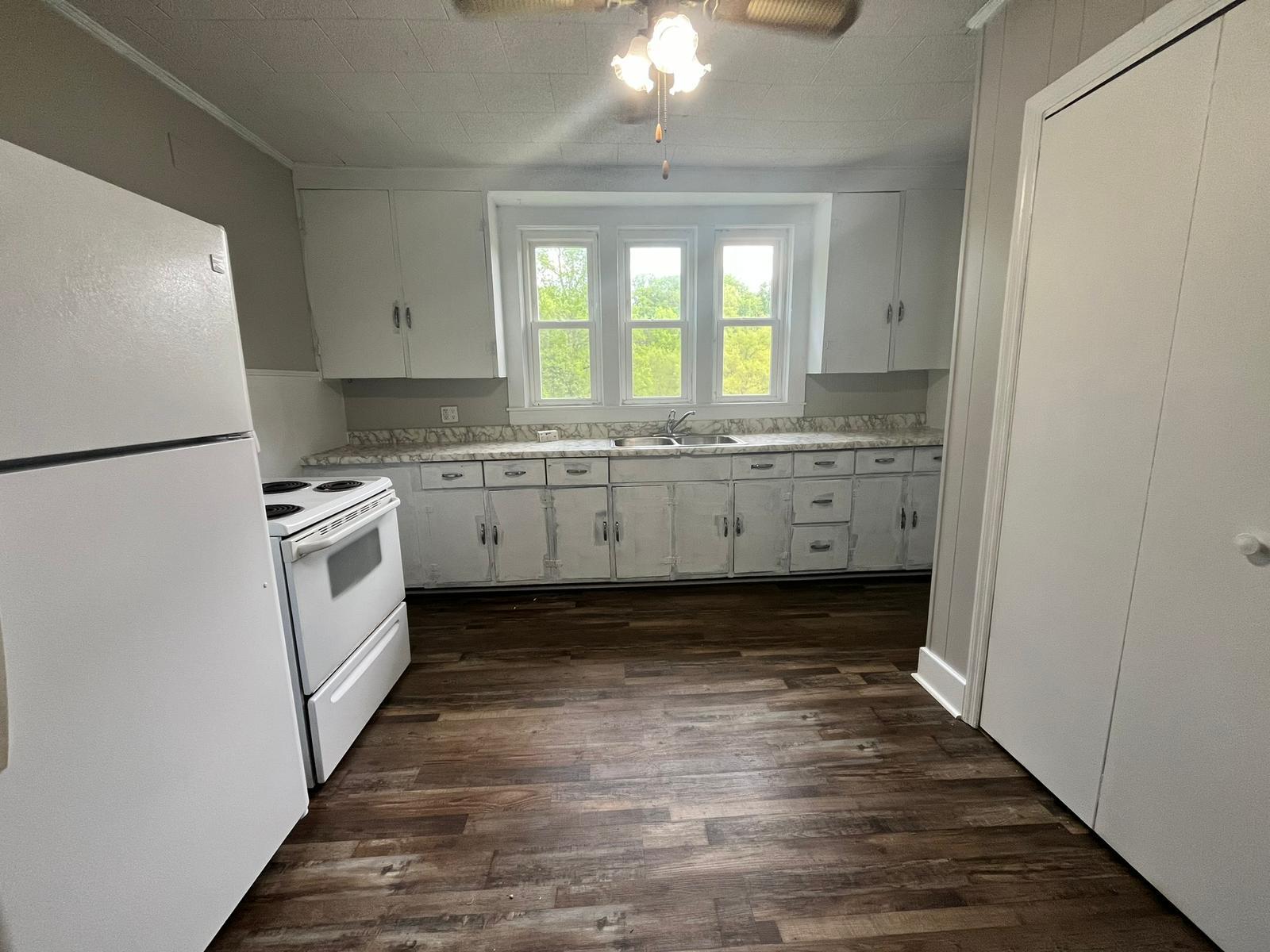 kitchen - 212 Westwood Dr