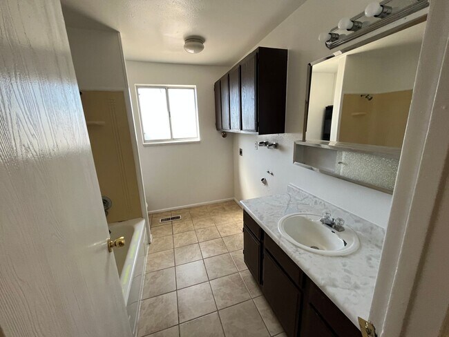 Building Photo - Great 2 bedroom 1 bathroom Provo Apartment