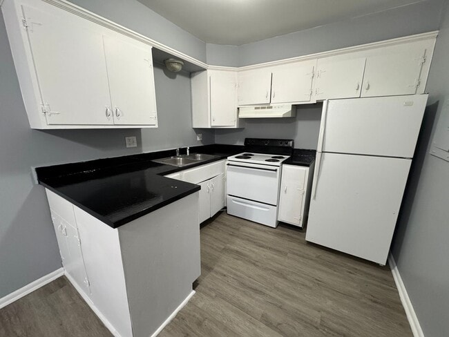 Building Photo - Warren Park 2 Bedroom Apartment w/Balcony