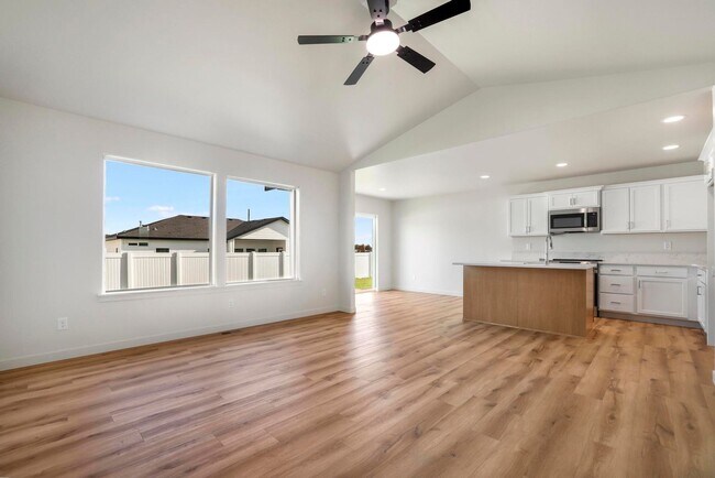 Building Photo - 392 Rock Dove Loop