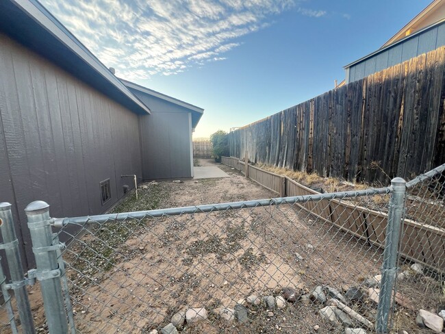 Building Photo - HOUSE - RIMROCK AREA