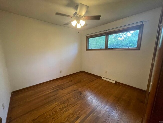 Building Photo - 1906 E Maxwell Ln