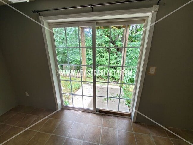 Building Photo - Spacious Townhome in Piper School District...