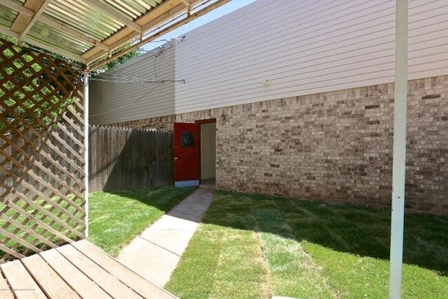 Building Photo - 2 bed, 2.5 bath townhome