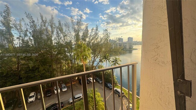 Building Photo - 18151 NE 31st Ct