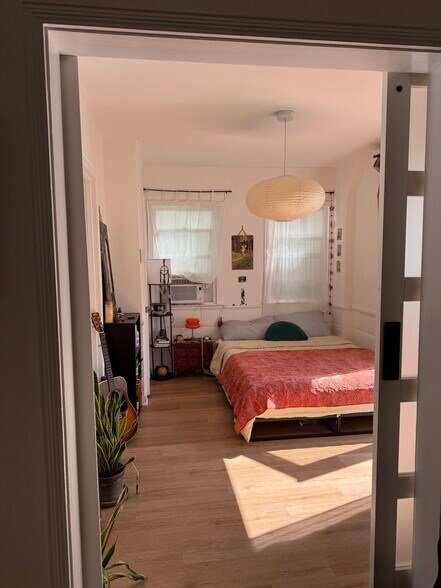 private bedroom - 835 Pacific St