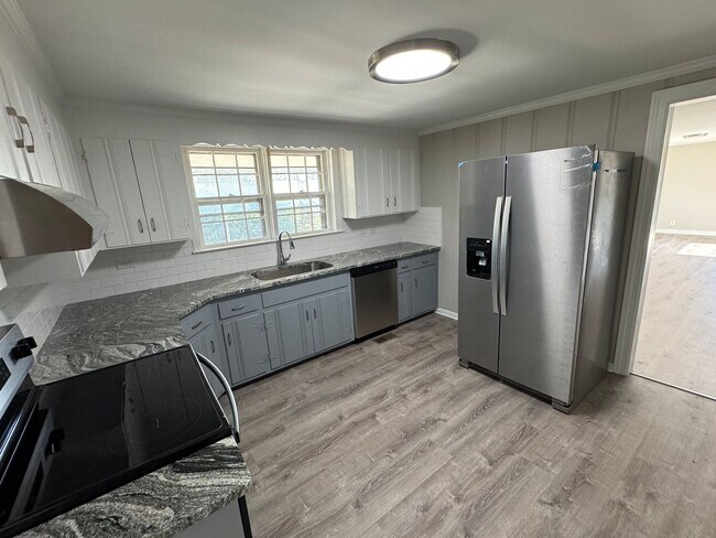 Building Photo - Newly remodeled house with a great city view!