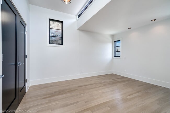 Building Photo - 2041 W Cuyler Ave