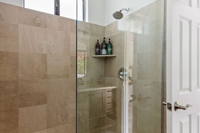 Building Photo - Beautiful fully furnished 3 bedroom home i...