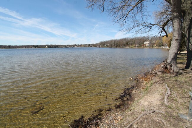 Building Photo - 3 Bedroom Lakefront Home