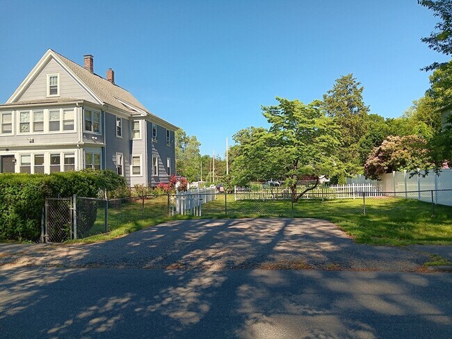 Building Photo - 61 Spruce St