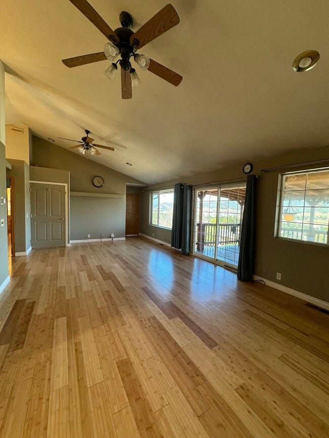 Building Photo - Green area 3 bedroom 2 bath with bonus roo...