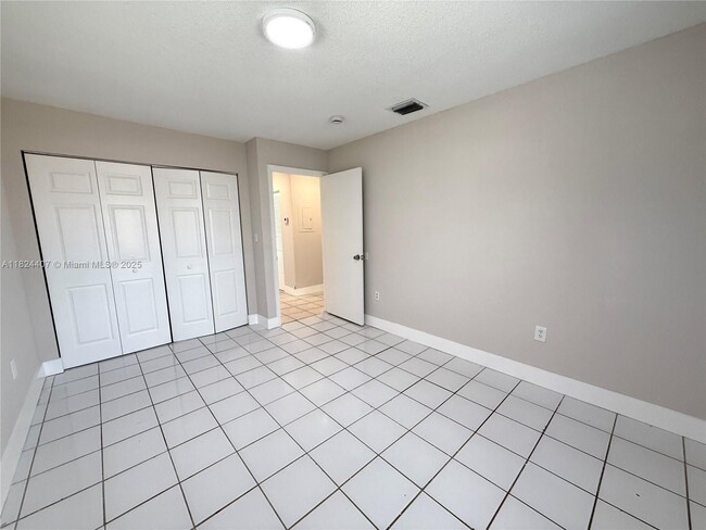 Building Photo - 800 SW 10th Ave