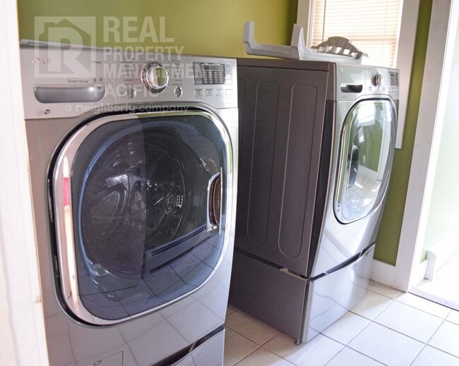 Building Photo - Spacious 3 Bedroom in Prime Location