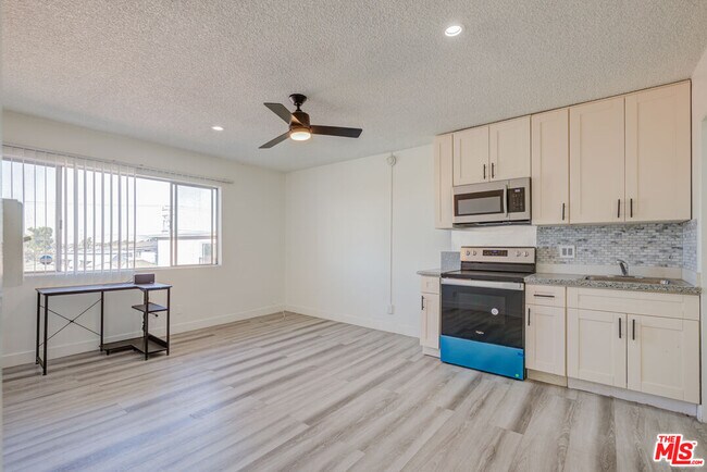 Building Photo - 305 E Plymouth St