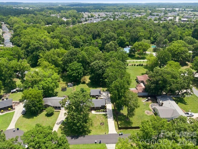 Building Photo - 6299 Spring Ct Ln