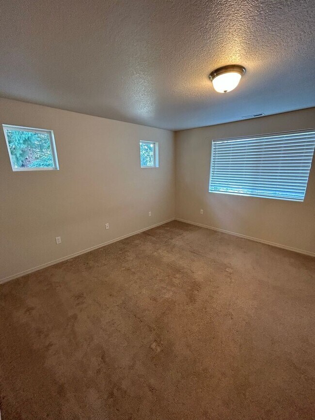 Building Photo - AUG750-800