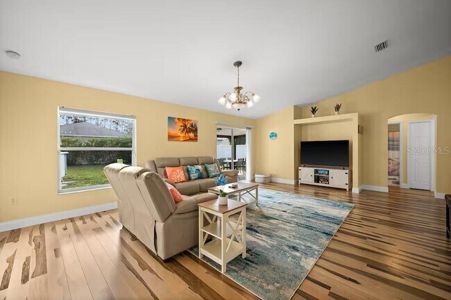 Building Photo - 3 Ryecroft Ln