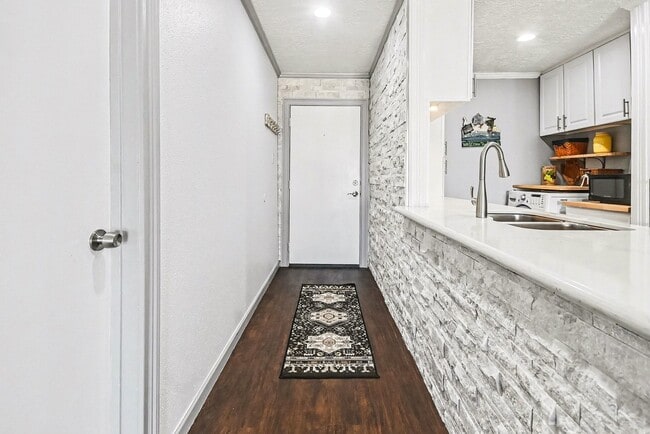 Building Photo - 307 Yacht Club Ln