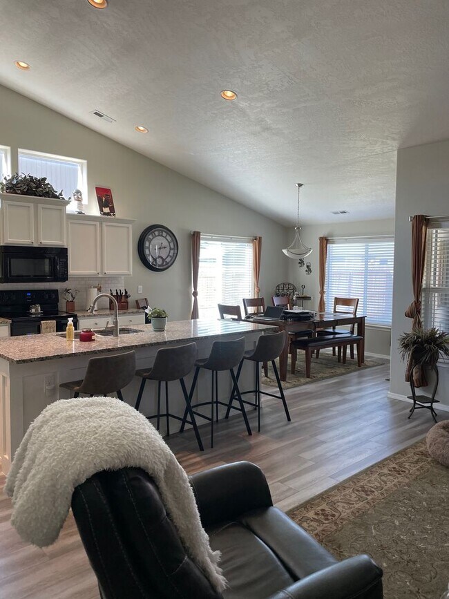 Building Photo - Pet Friendly Home in Desirable Neighborhood!