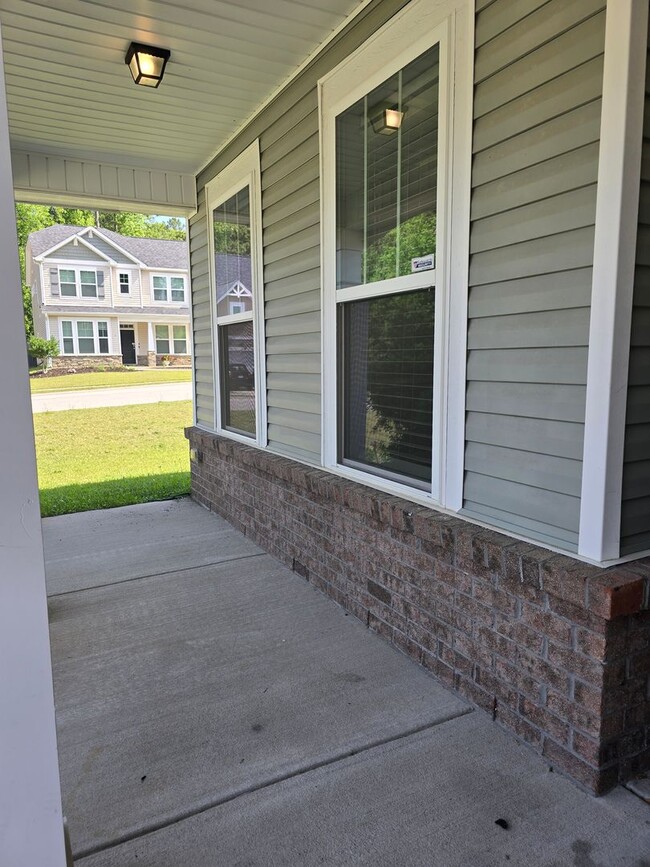 Building Photo - NEW LISTING- 4 bd/ 2.5 ba located MINUTES from Fort Bragg! Quiet Neighborhood!
