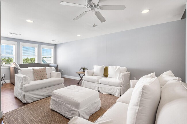 Building Photo - 4923 E County Hwy 30A