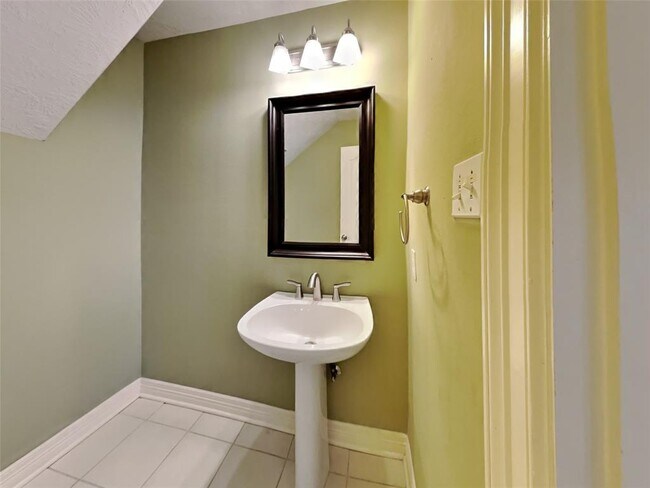 Building Photo - 1306 Silverleaf Dr