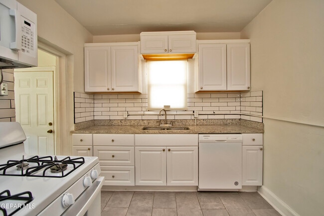 Building Photo - 1703 E Rio Grande Ave