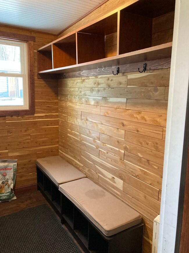 Building Photo - Amazing 4 Bedroom 2 Bathroom House with Garage!