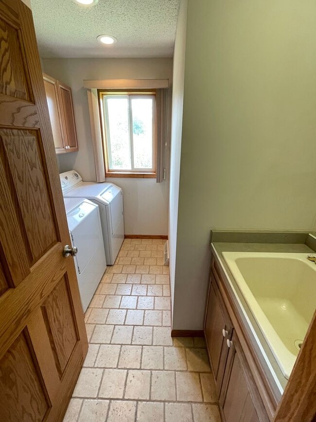 Building Photo - AVAILABLE NOW - 4 Bed, 3.5 Bath Home in He...